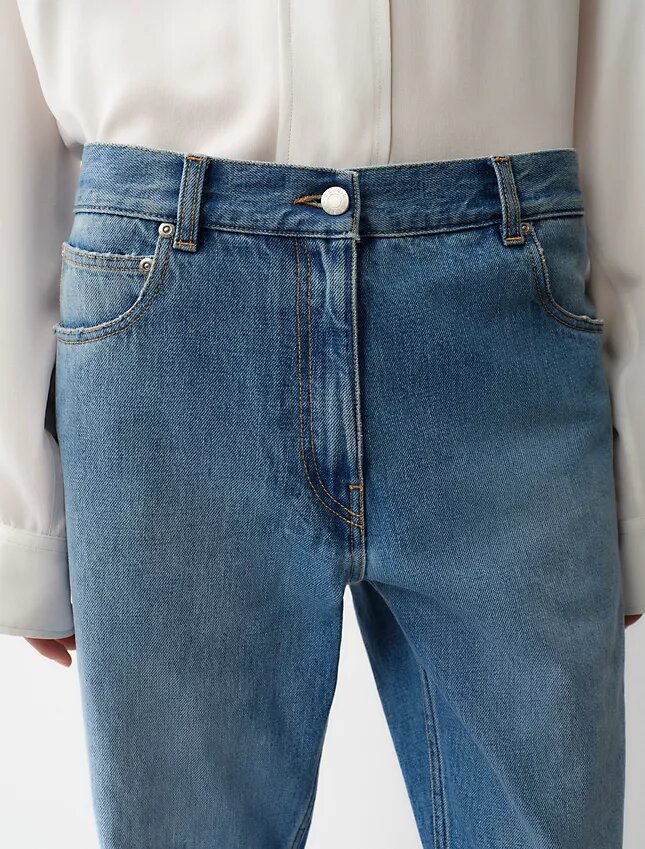 02 Jeans de cintura baixa e corte reto 02 Jeans de cintura baixa e corte reto