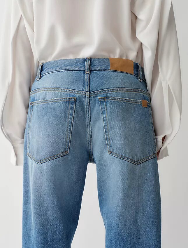 02 Jeans de cintura baixa e corte reto 02 Jeans de cintura baixa e corte reto