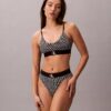 Bikini de cintura alta elástico em Microfiber com Monogram gráfico Bikini de cintura alta elástico em Microfiber com Monogram gráfico
