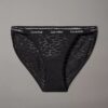 Bikini de fio dental com renda moderna Bikini de fio dental com renda moderna