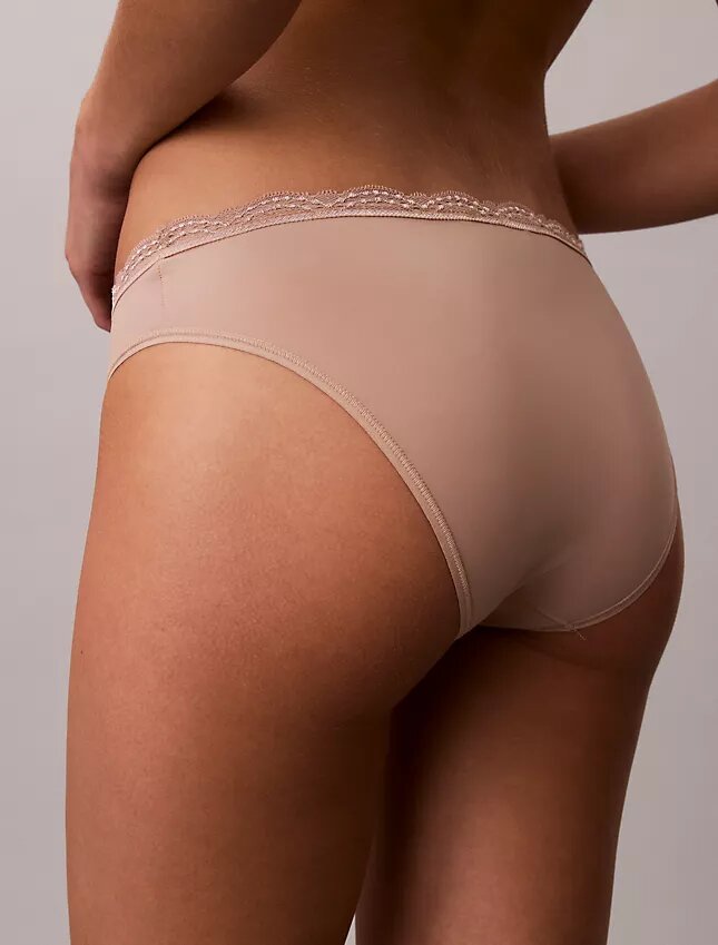 Bikini em microfibra elástica com renda Bikini em microfibra elástica com renda