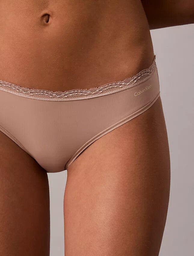 Bikini em microfibra elástica com renda Bikini em microfibra elástica com renda