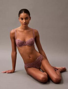 Bikini sensual em renda elástica