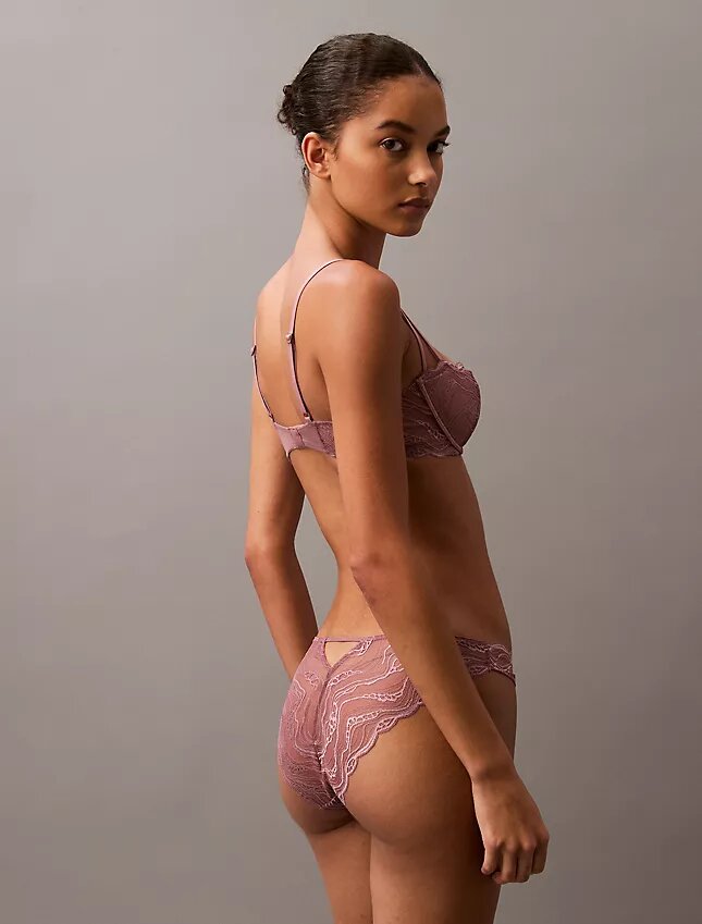 Bikini sensual em renda elástica Bikini sensual em renda elástica