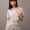 Blusa de cetim estampado