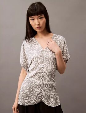 Blusa de cetim estampado