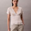 Blusa de cetim estampado com decote em V