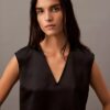 Blusa sem mangas com decote em V em cetim