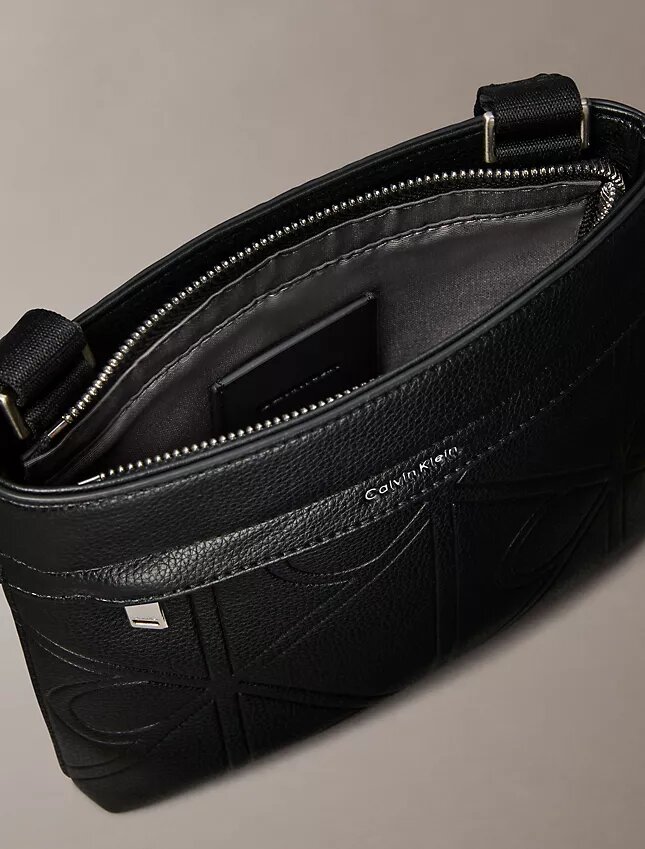 Bolsa a tiracolo com logótipo em relevo Bolsa a tiracolo com logótipo em relevo