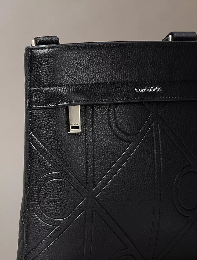 Bolsa a tiracolo com logótipo em relevo Bolsa a tiracolo com logótipo em relevo