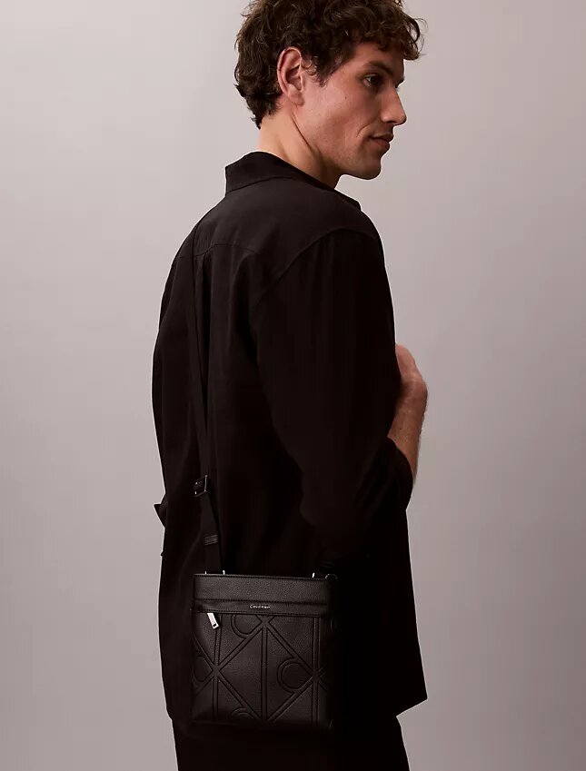 Bolsa a tiracolo com logótipo em relevo Bolsa a tiracolo com logótipo em relevo