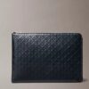 Bolsa com fecho de correr e logótipo em todo o tecido Bolsa com fecho de correr e logótipo em todo o tecido