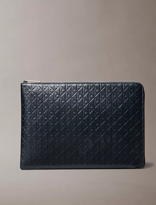 Bolsa com fecho de correr e logótipo em todo o tecido Bolsa com fecho de correr e logótipo em todo o tecido