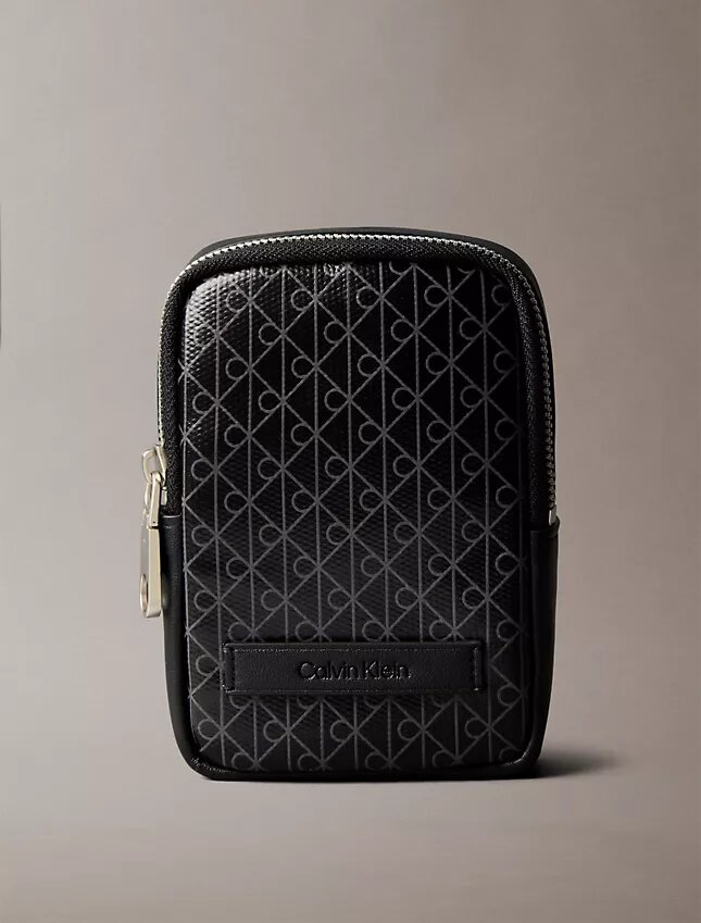 Bolsa com fecho de correr e logótipo em todo o tecido Bolsa com fecho de correr e logótipo em todo o tecido