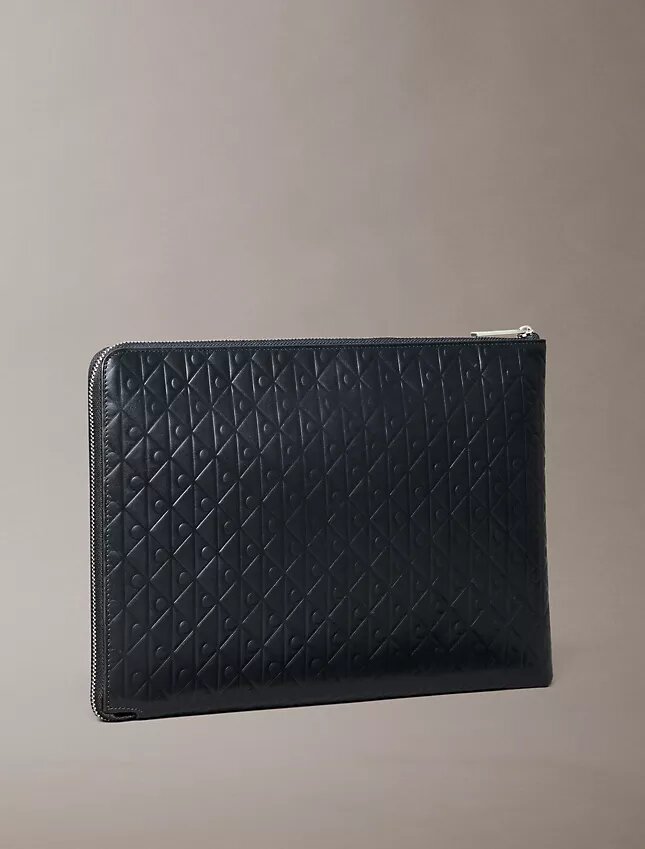 Bolsa com fecho de correr e logótipo em todo o tecido Bolsa com fecho de correr e logótipo em todo o tecido