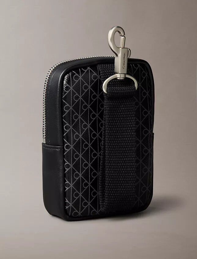 Bolsa com fecho de correr e logótipo em todo o tecido Bolsa com fecho de correr e logótipo em todo o tecido