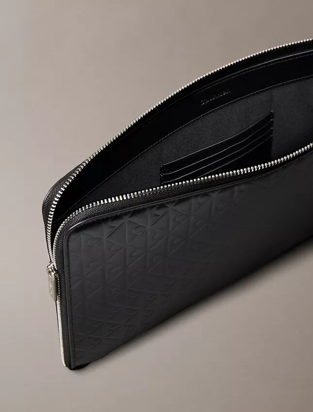 Bolsa com fecho de correr e logótipo em todo o tecido Bolsa com fecho de correr e logótipo em todo o tecido