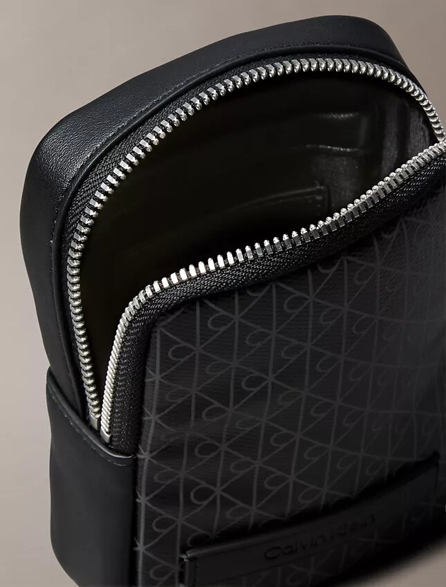 Bolsa com fecho de correr e logótipo em todo o tecido Bolsa com fecho de correr e logótipo em todo o tecido