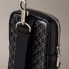Bolsa com fecho de correr e logótipo em todo o tecido Bolsa com fecho de correr e logótipo em todo o tecido