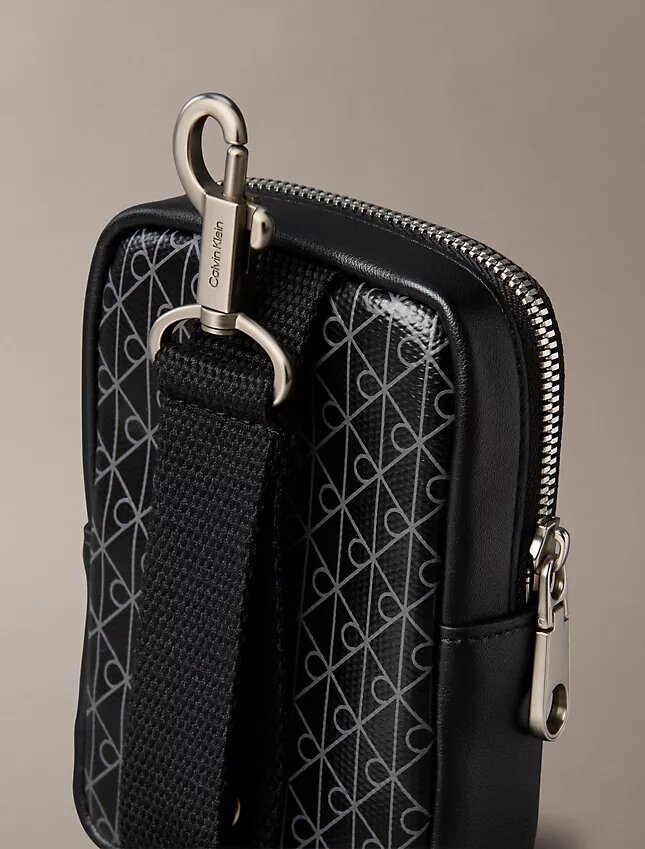 Bolsa com fecho de correr e logótipo em todo o tecido Bolsa com fecho de correr e logótipo em todo o tecido