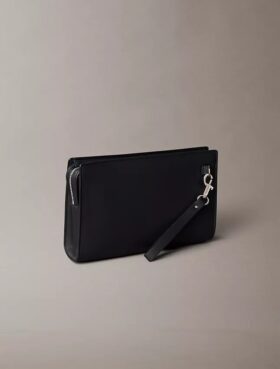 Bolsa com logótipo em relevo