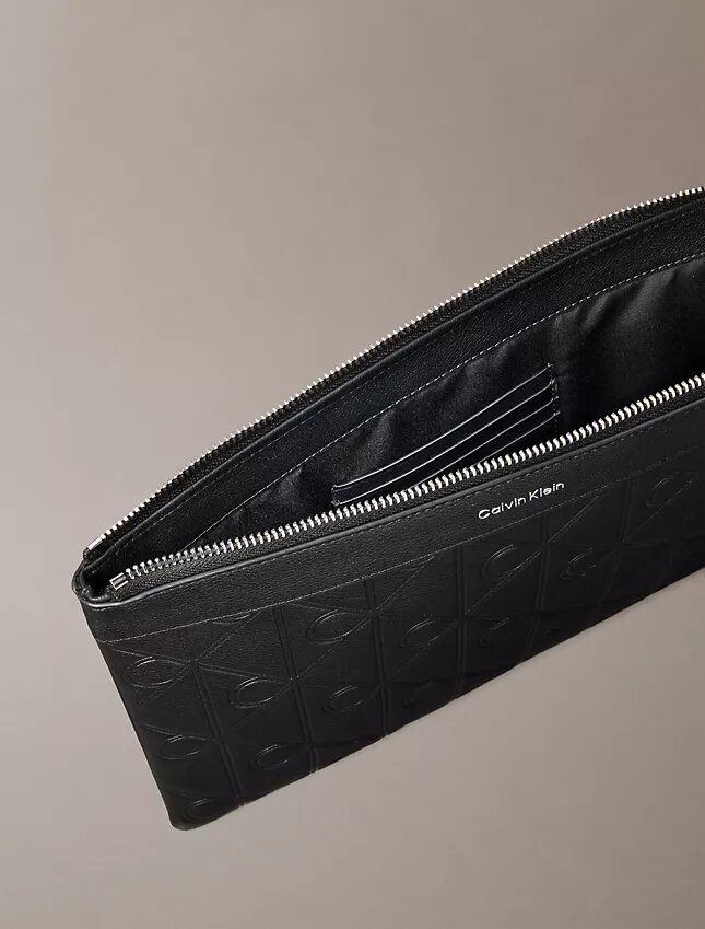 Bolsa com logótipo em relevo Bolsa com logótipo em relevo
