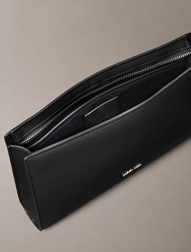 Bolsa com logótipo em relevo Bolsa com logótipo em relevo