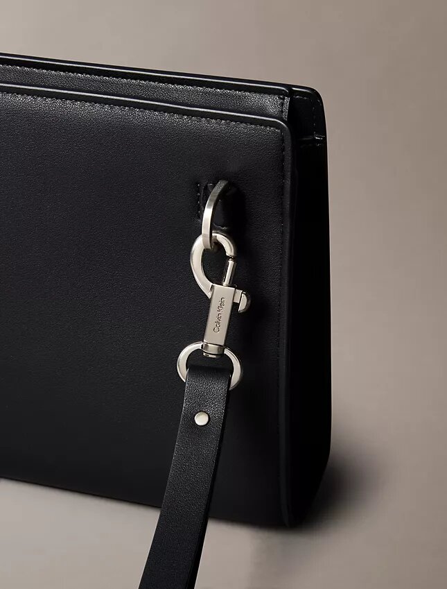 Bolsa com logótipo em relevo Bolsa com logótipo em relevo
