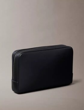 Bolsa com monograma em relevo