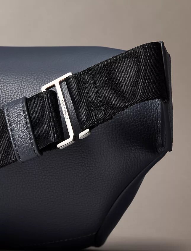 Bolsa de cintura com logótipo em relevo Bolsa de cintura com logótipo em relevo