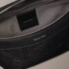 Bolsa de cintura com logótipo em relevo em toda a superfície