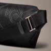 Bolsa de cintura com logótipo em relevo em toda a superfície
