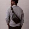 Bolsa de cintura com logótipo em relevo em toda a superfície