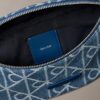 Bolsa de cintura em Denim com logótipo em todo o tecido Bolsa de cintura em Denim com logótipo em todo o tecido