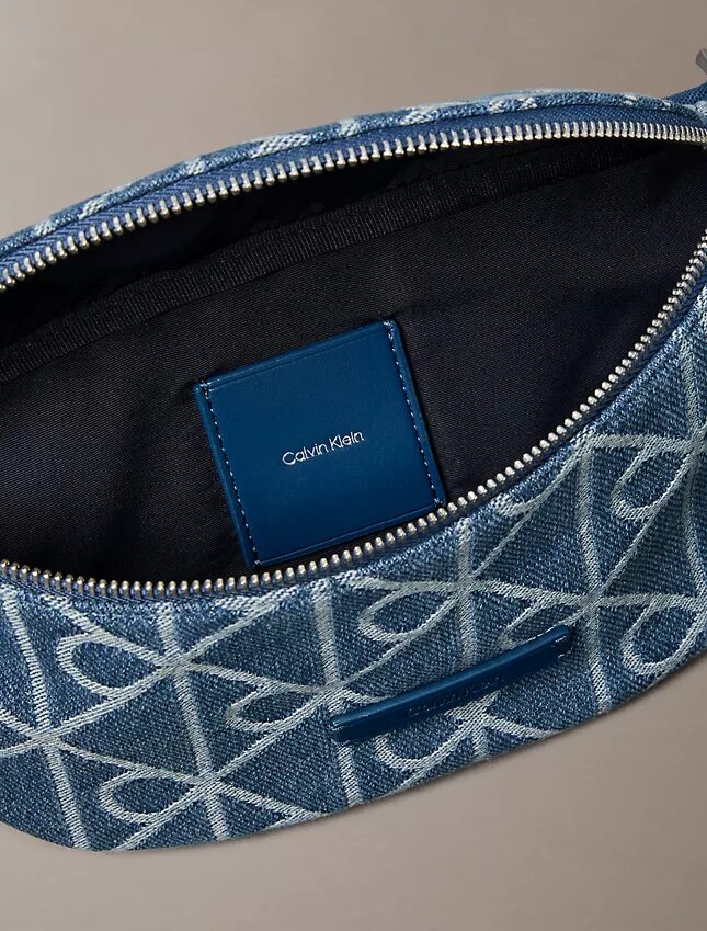 Bolsa de cintura em Denim com logótipo em todo o tecido Bolsa de cintura em Denim com logótipo em todo o tecido