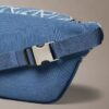 Bolsa de cintura em Denim com logótipo em todo o tecido Bolsa de cintura em Denim com logótipo em todo o tecido