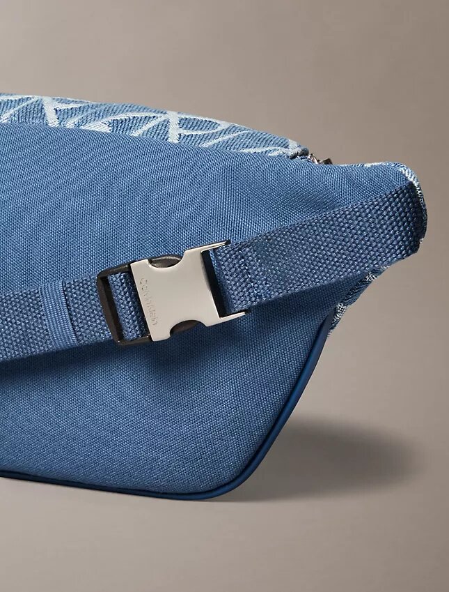 Bolsa de cintura em Denim com logótipo em todo o tecido Bolsa de cintura em Denim com logótipo em todo o tecido