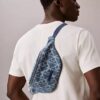 Bolsa de cintura em Denim com logótipo em todo o tecido Bolsa de cintura em Denim com logótipo em todo o tecido