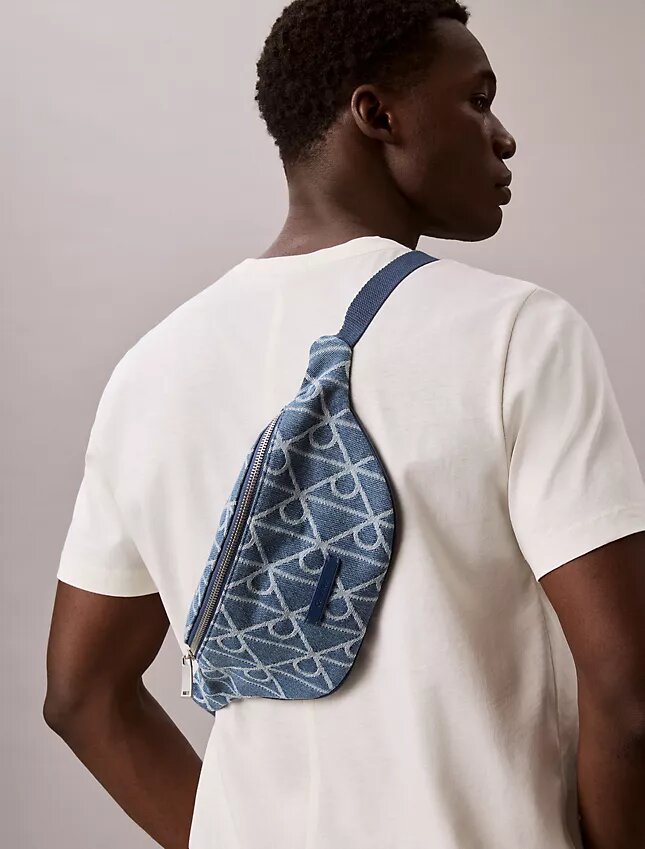 Bolsa de cintura em Denim com logótipo em todo o tecido Bolsa de cintura em Denim com logótipo em todo o tecido