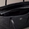 Bolsa de compras pequena com emblema acolchoado