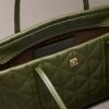 Bolsa de compras pequena com emblema acolchoado