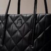 Bolsa de compras pequena com emblema acolchoado