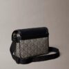 Bolsa mensageiro pequena com emblema em jacquard Bolsa mensageiro pequena com emblema em jacquard