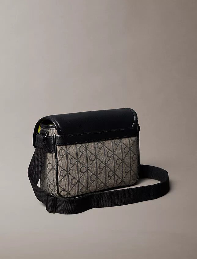 Bolsa mensageiro pequena com emblema em jacquard Bolsa mensageiro pequena com emblema em jacquard