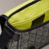 Bolsa mensageiro pequena com emblema em jacquard Bolsa mensageiro pequena com emblema em jacquard