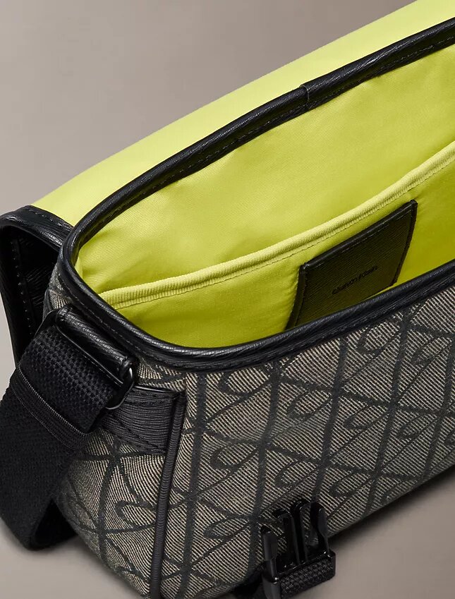 Bolsa mensageiro pequena com emblema em jacquard Bolsa mensageiro pequena com emblema em jacquard