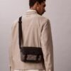 Bolsa mensageiro pequena com emblema em jacquard Bolsa mensageiro pequena com emblema em jacquard