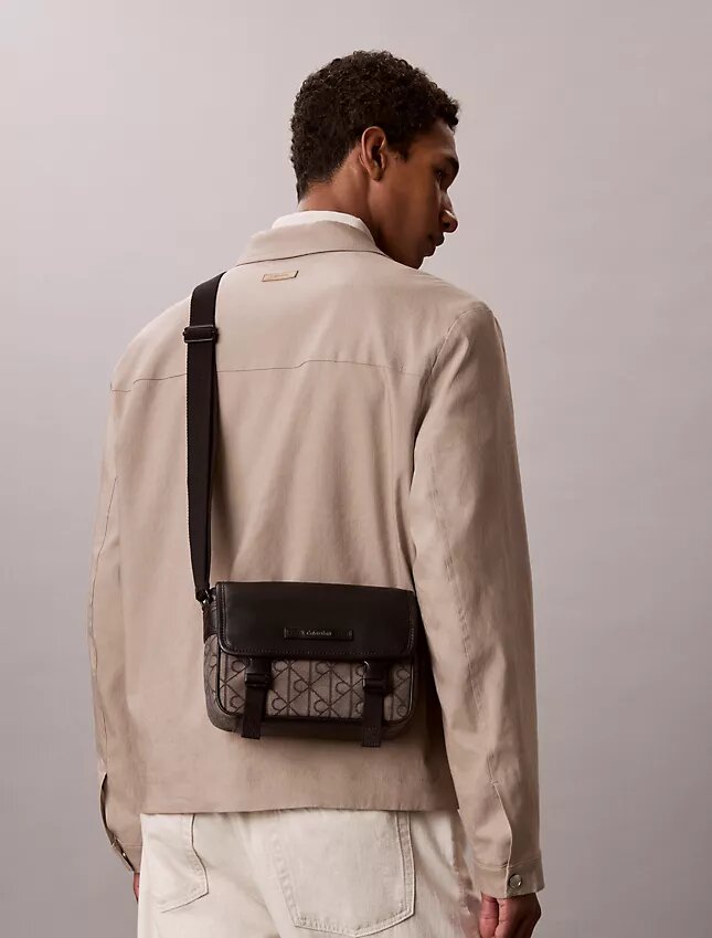 Bolsa mensageiro pequena com emblema em jacquard Bolsa mensageiro pequena com emblema em jacquard