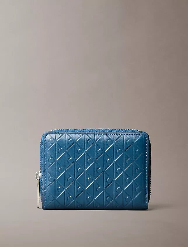 Bolsa para moedas com fecho e Monogram em relevo em toda a superfície Bolsa para moedas com fecho e Monogram em relevo em toda a superfície