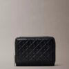 Bolsa para moedas com fecho e Monogram em relevo em toda a superfície Bolsa para moedas com fecho e Monogram em relevo em toda a superfície